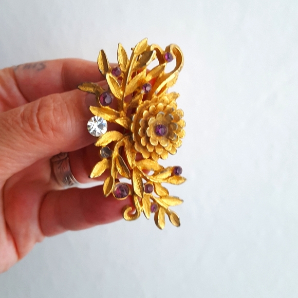 🌙Vintage Gold and Amethyst Floral Brooch - Picture 5 of 10